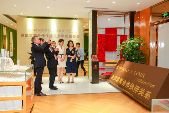 确定活动地点为浙江杭州，为参与者提供便利和舒适的环境