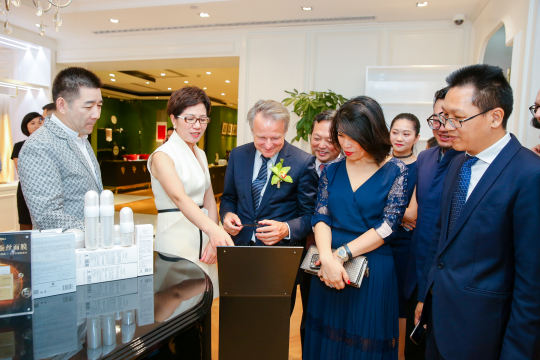 邀请万事利和路威酩轩（LVMH）高层代表参加，向大众宣布合作消息