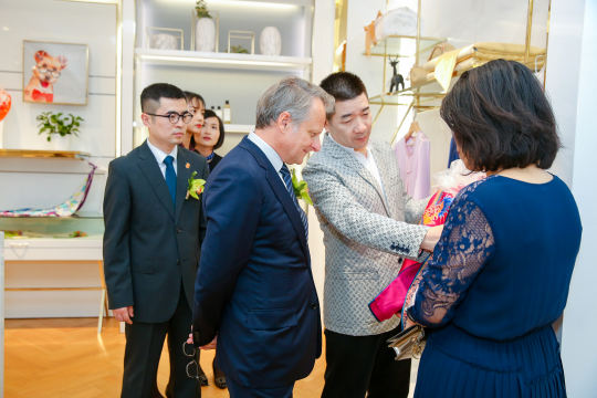 安排现场工作人员协助参与者，确保发布会的顺利进行
