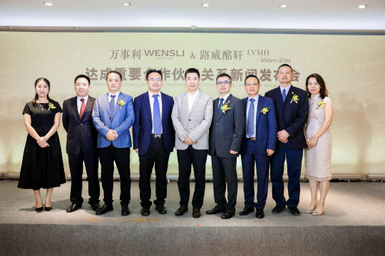 关注行业内的热点话题，为合作伙伴提供相关的背景信息