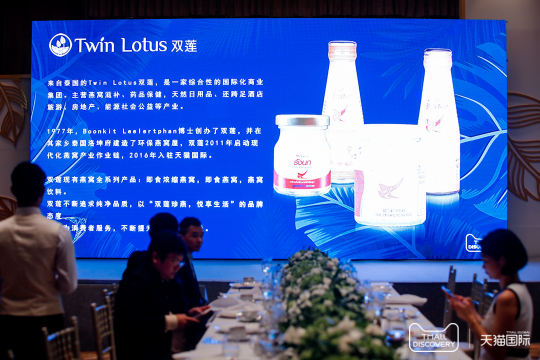 请专业摄影师和照片直播团队参与活动，确保照片质量和传播效果