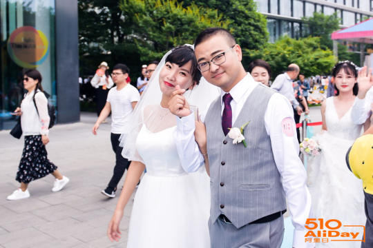 以照片直播为媒介，将阿里日的价值观和企业文化传递给全球观众