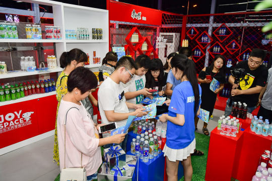 分享活动现场照片，留下珍贵的回忆和体验
