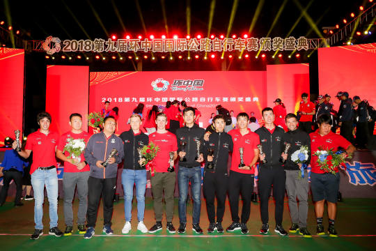 准备照片直播现场的亮点表演，吸引更多观众的关注