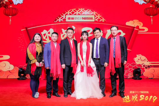邀请行业专家和知名嘉宾，准备专题演讲和分享环节