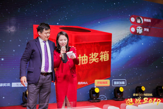 培训员工使用照片直播平台和互动功能