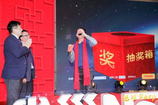 与现场工作人员合作，确保现场照片传输流畅