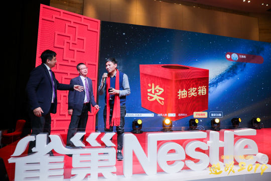 设置互动投票和留言功能，让参与者参与到照片直播中