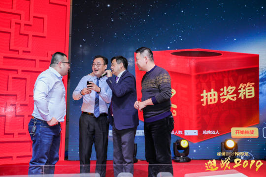 活动结束后，整理并备份照片直播的资料，进行总结和反馈