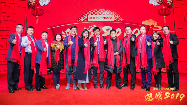 提前预订会场和设备，确保活动顺利进行