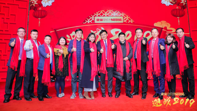准备奖项和礼品，为优秀员工颁发表彰并提升活动氛围