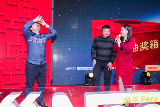 联络摄影师，确保现场照片的拍摄和传输