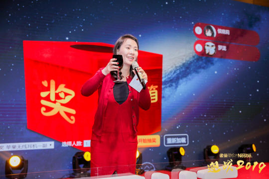 安排互动游戏和抽奖环节，增加活动的趣味性和互动性