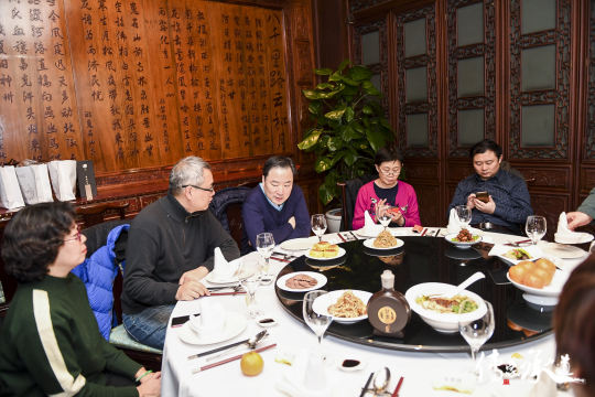 邀请著名家族企业代表，分享他们的经验和故事