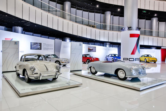 准备照片直播案例展示，展示保时捷品牌的辉煌历程
