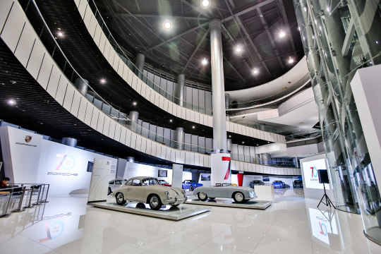 搭建展示照片直播的大屏幕，让参观者更好地欣赏照片