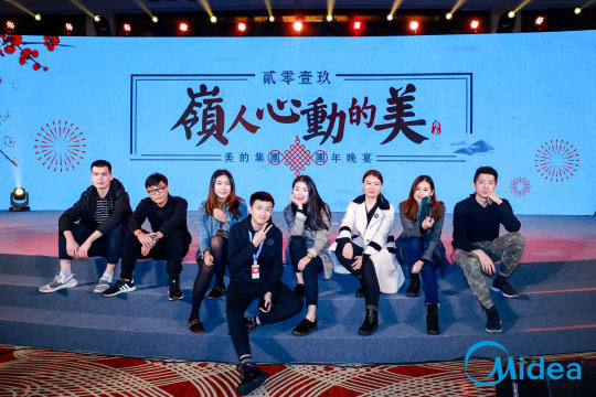 通过现场照片直播，全球观众可以跟随活动的脚步，亲临现场