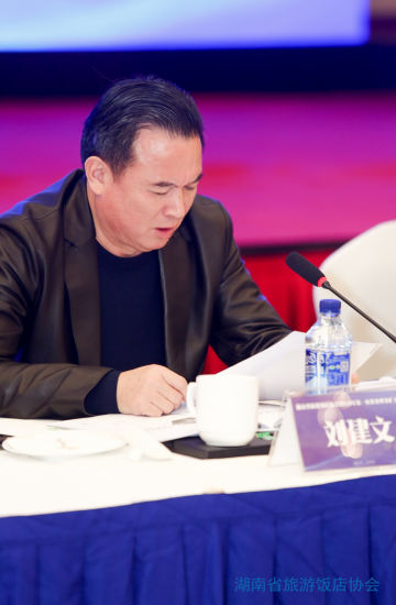 与会者包括行业领导和专业人士，共商未来