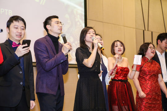 特别邀请著名DJ为晚会提供动感音乐，让参与者热情沸腾