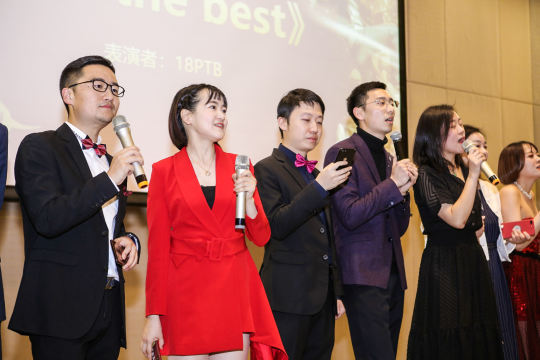 设立专业舞台，为演讲嘉宾和表演者提供最佳展示效果