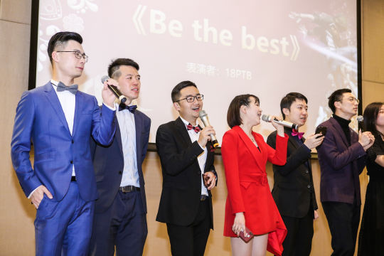 聘请专业摄影师负责拍摄活动全程照片，留下美好回忆