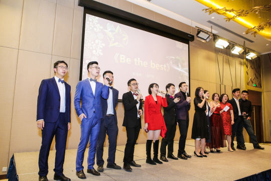 设计个性化的活动会场布置，体现金融学院的特色和品牌形象