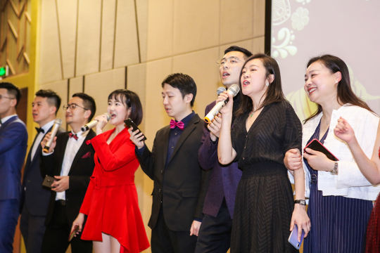 活动现场提供专业化的媒体墙，展示照片直播和活动亮点
