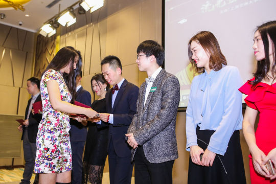 邀请知名金融界专家发表主题演讲，分享行业最新趋势