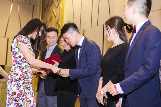 设置展示区域，展示照片直播案例和摄影作品