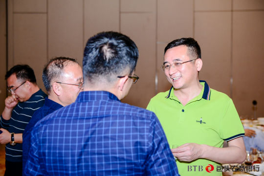交流研讨：组织研讨会，让参与者深入探讨金融合作的挑战与机遇