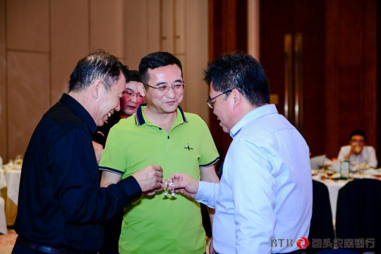 专属礼品：为参与者准备特别定制的活动纪念品，感谢他们的支持与参与