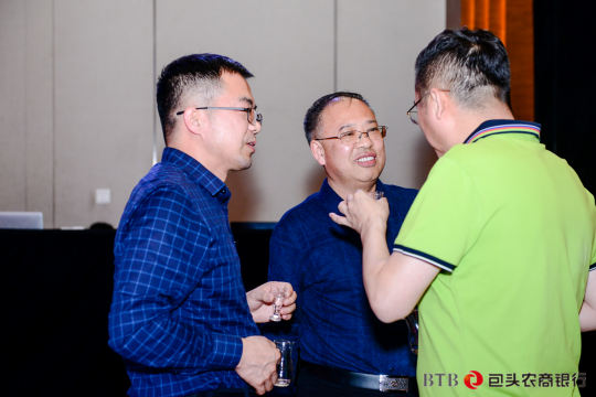 商务洽谈：提供商务洽谈区域，促进银行与企业之间的合作对接