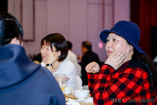 嘉宾分享：邀请业界知名人士分享经验与成功案例，激发参与者的灵感