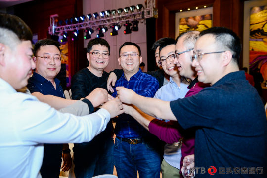 网络直播：通过网络直播，让更多观众在线观看和参与活动