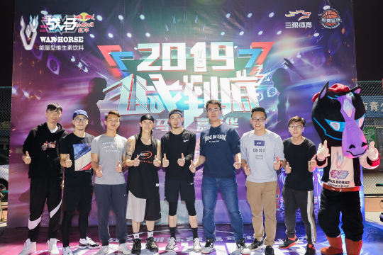 发布照片直播集锦，让参与者回顾活动的精彩瞬间