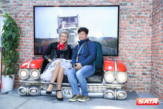 通过照片直播，参与者可以与观众共享汽保展览和演讲的精彩瞬间