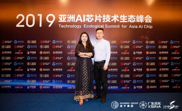 打造交流互动环节，观众和参会者可以随时与现场互动
