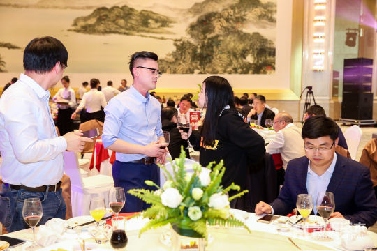 主题晚宴，品尝精致美食，享受精心策划的晚宴活动