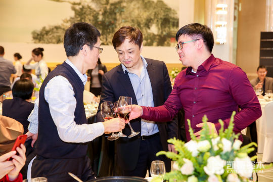 慈善义卖，支持慈善事业，为公益事业贡献一份力量
