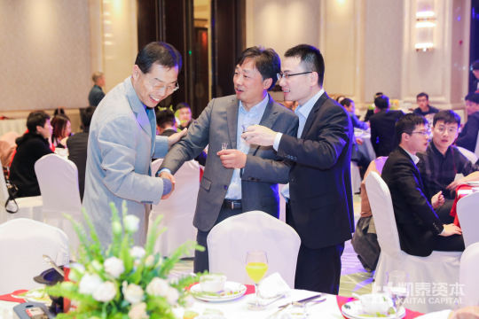 合影留念，与凯泰资本的团队和来宾合影，永久记录这次难忘的十周年庆典