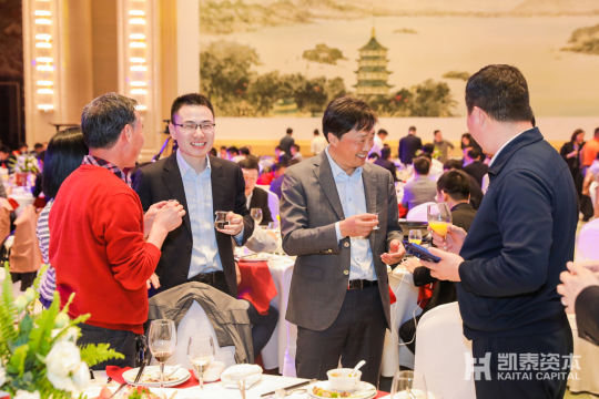 嘉宾演讲，邀请知名企业家和政府官员发表精彩演讲，分享成功心得