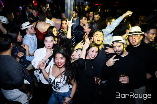 发布活动信息，在社交媒体上进行广泛宣传和推广
