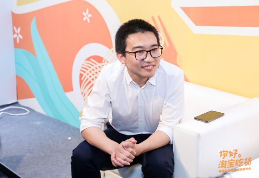 准备专业摄影器材，满足现场拍摄需要