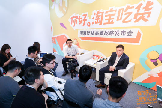 安排演讲嘉宾，分享品牌战略和创新思维