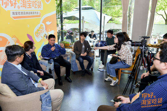 确定活动流程，包括演讲、互动环节和发布环节