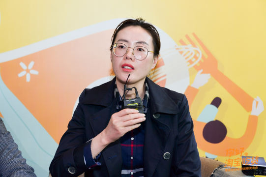 精心设计活动背景和宣传物料，吸引参与者的兴趣