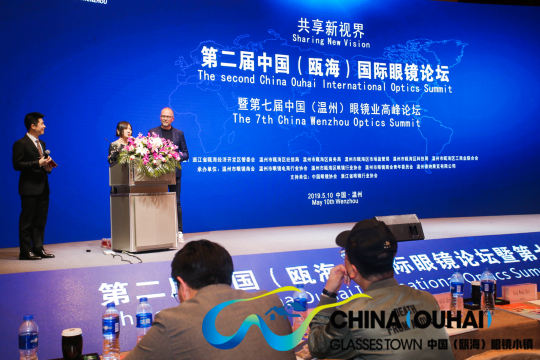 为观众提供便捷的入场方式和现场服务，确保流程顺畅