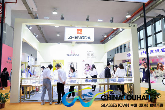 发放纪念品和优惠券，增加观众的参与和回访率