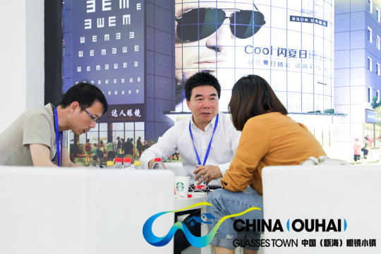 设立照片直播互动墙，让参展商和观众可以通过照片分享参与互动