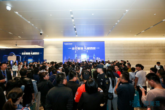 联络当地摄影师协会，邀请他们参加活动，并分享照片直播经验